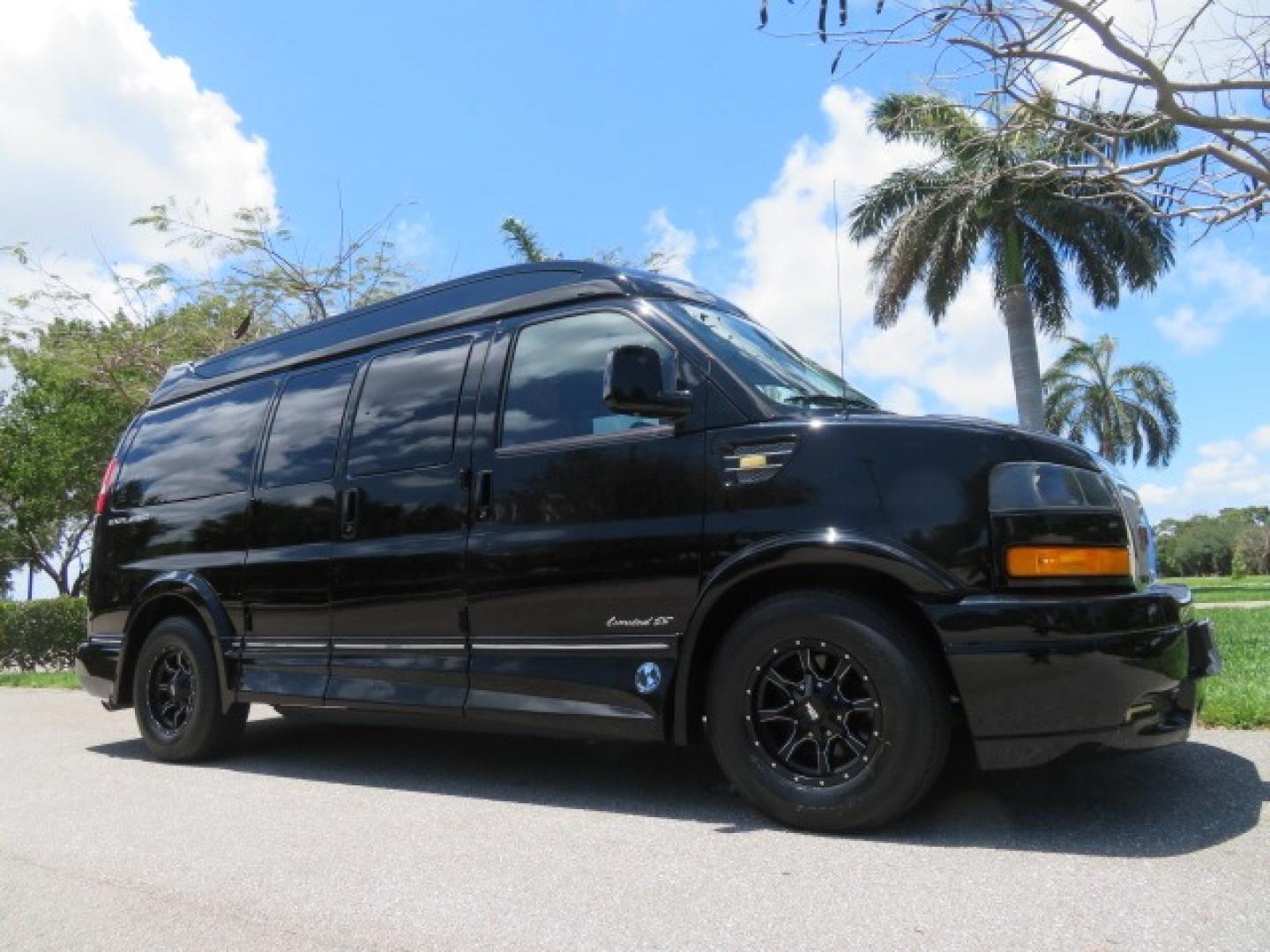 2018 Black /Red GMC Savana G2500 Cargo (1GTW7AFG9J1) with an 6.0L V8 OHV 16V FFV engine, 6A transmission, located at 4301 Oak Circle #19, Boca Raton, FL, 33431, (954) 561-2499, 26.388861, -80.084038 - Photo#4